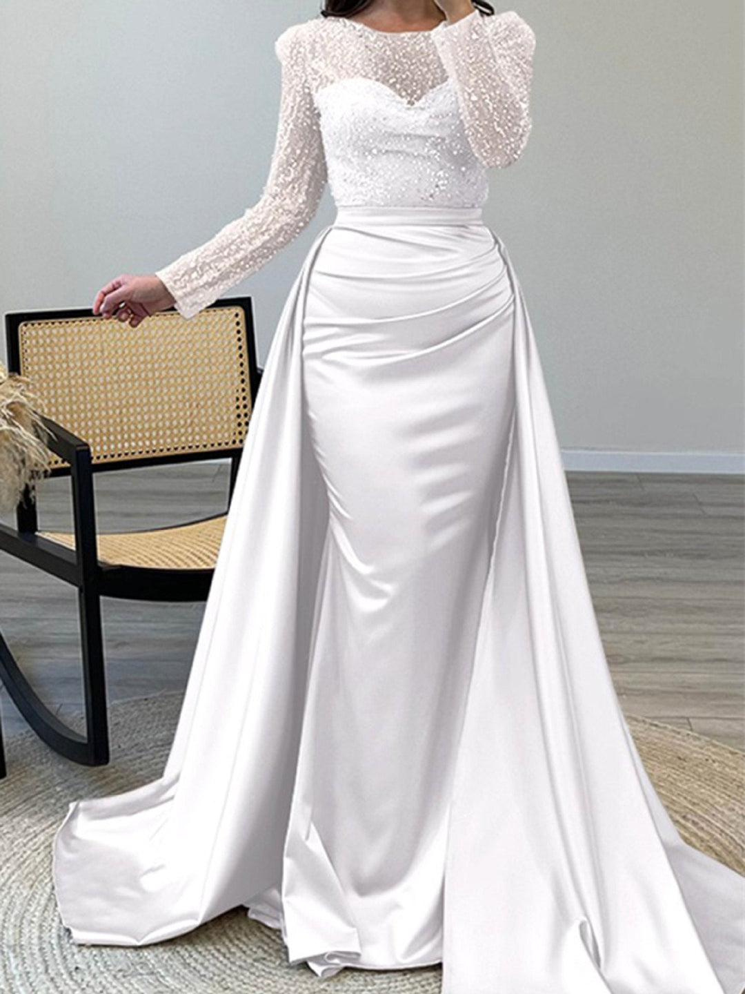 Damen Abendkleid mit funkelndem Paillettenoberteil und elegantem Satinrock
