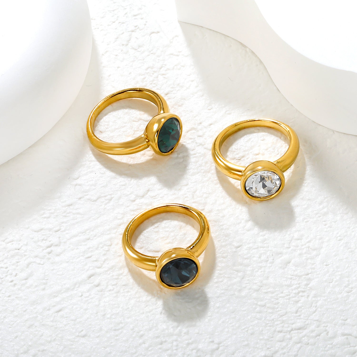 Damen Ring mit funkelndem Kristall in goldplattierter Hochglanzoberfläche Shop Nory