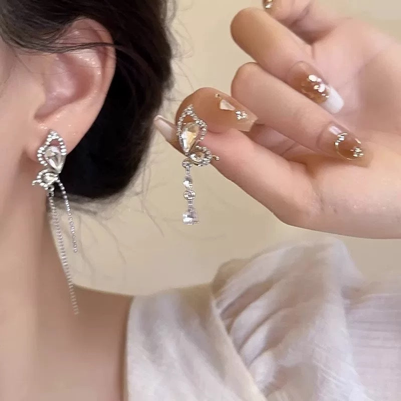 Damen Ohrhänger mit filigranem Schmetterlingsdesign und funkelnden Kristallen Shop Nory