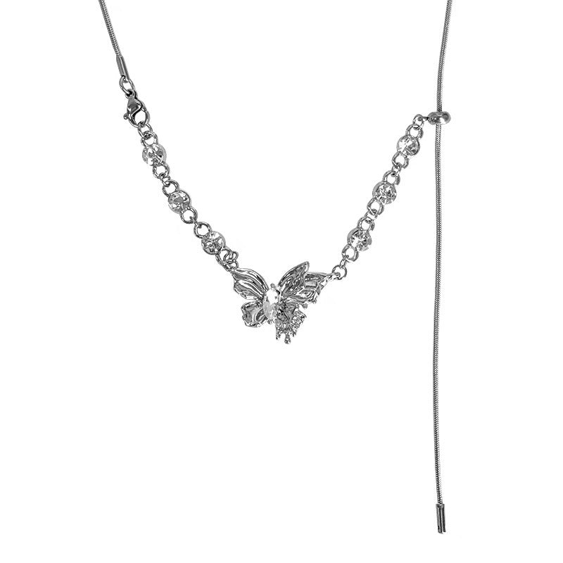 Damen Halskette mit filigranem Schmetterlingsanhänger und funkelnden Kristallen Shop Nory