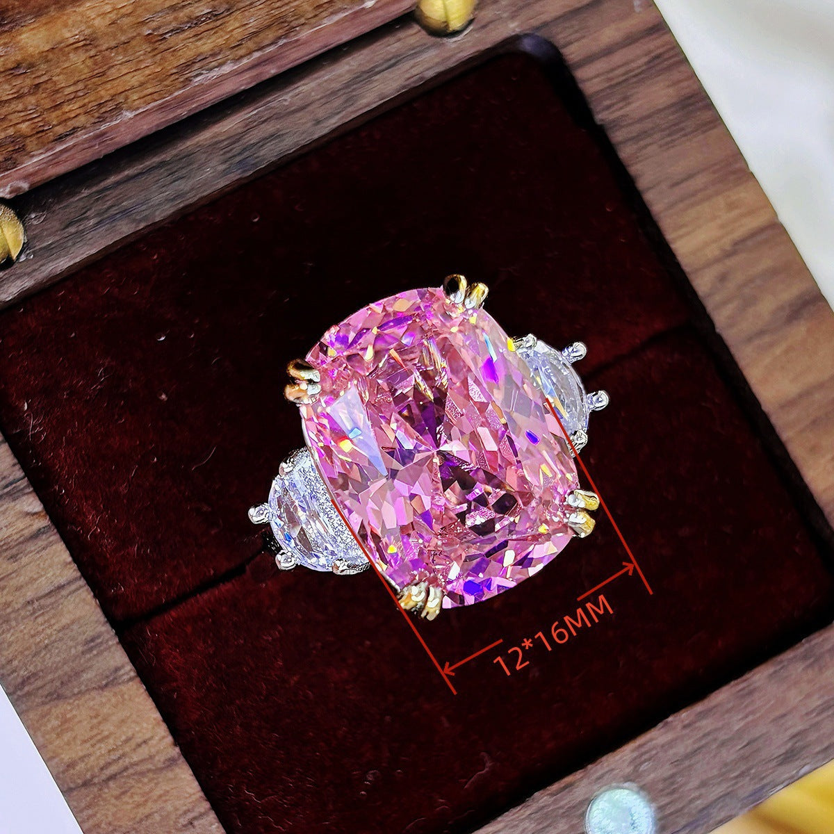Damenring mit außergewöhnlichem pinken Edelstein und funkelnden Zirkonia Shop Nory