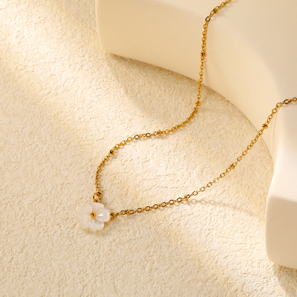 Damen elegante Halskette mit floralem Perlenanhänger und funkelnden Zirkonia Shop Nory
