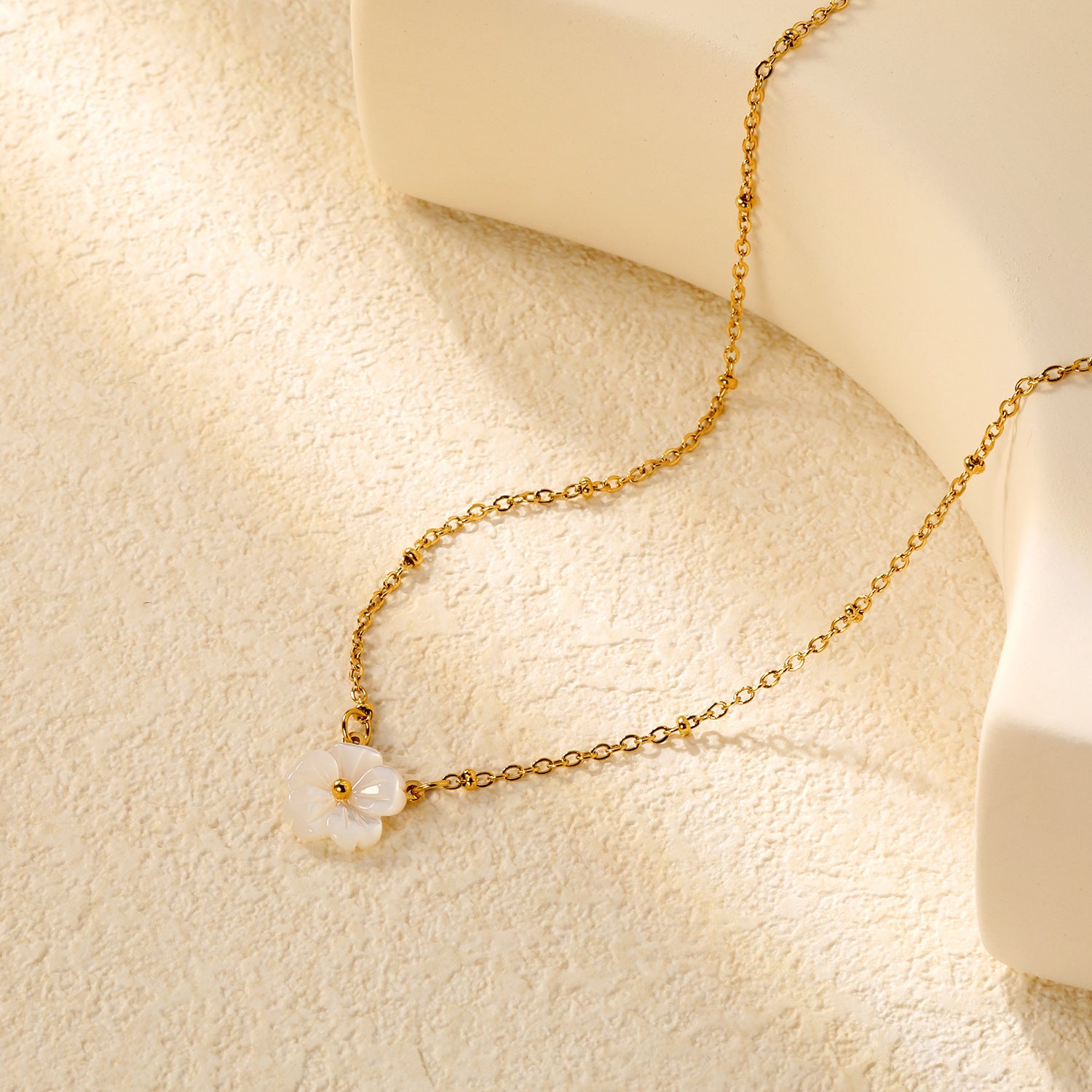 Damen elegante Halskette mit floralem Perlenanhänger und funkelnden Zirkonia Shop Nory