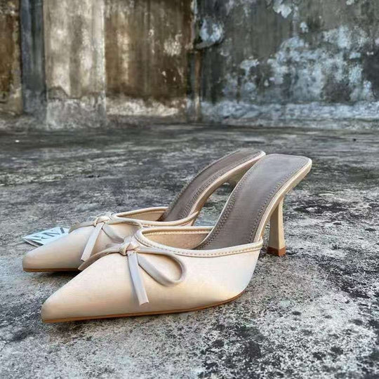 Damen Spitz zulaufende Satin-Mules mit zarter Schleifenapplikation und mittelhohem Sculpted-Absatz Shop Nory