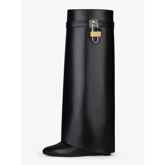 Damen Kniehohe Lederoptik‑Stiefel mit spitzer Zehenkappe, flachem Absatz und Schlossapplikation Shop Nory
