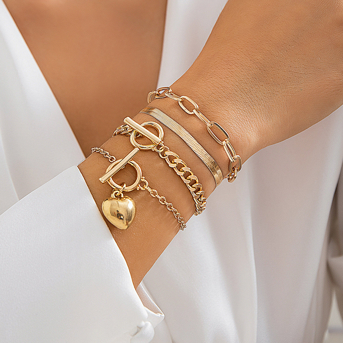 Damen Armband-Set mit herzförmigem Anhänger und verschiedenen Kettenstrukturen
