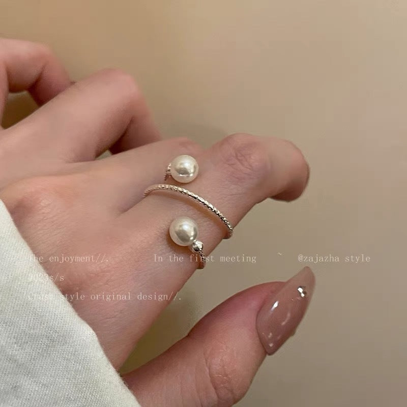 Damen Ring mit zartem Perlendesign und modernem, skulpturalem Rahmen Shop Nory