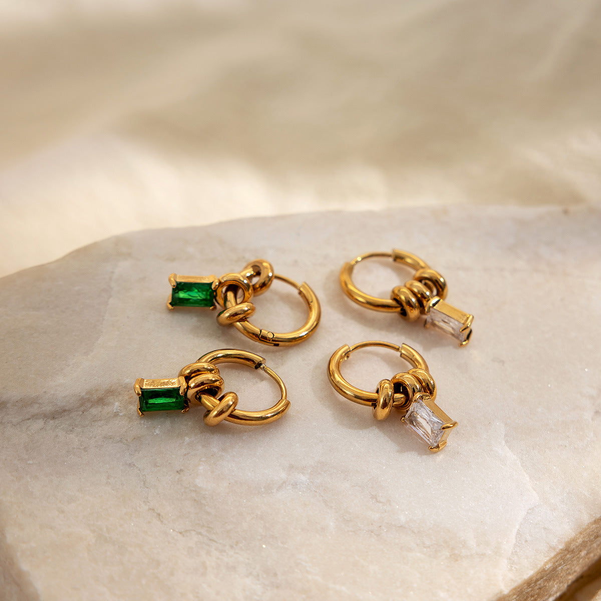 Damen Ohrhänger mit funkelndem Smaragd und moderne Gold-Hängelelemente Shop Nory