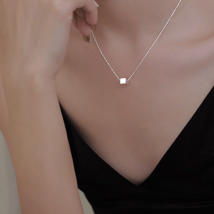 Damen Halskette mit modernem Würfelanhänger aus hochwertigem Edelstahl Shop Nory
