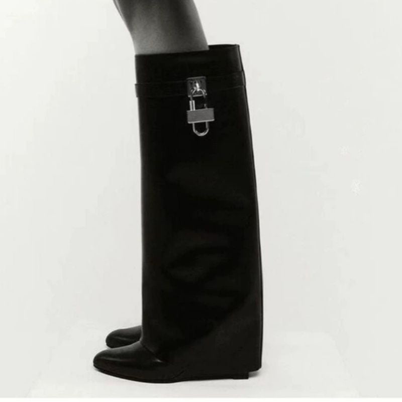 Damen kniehohe Lederstiefel mit geradem Schaft, flacher Sohle und Zierschloss Shop Nory