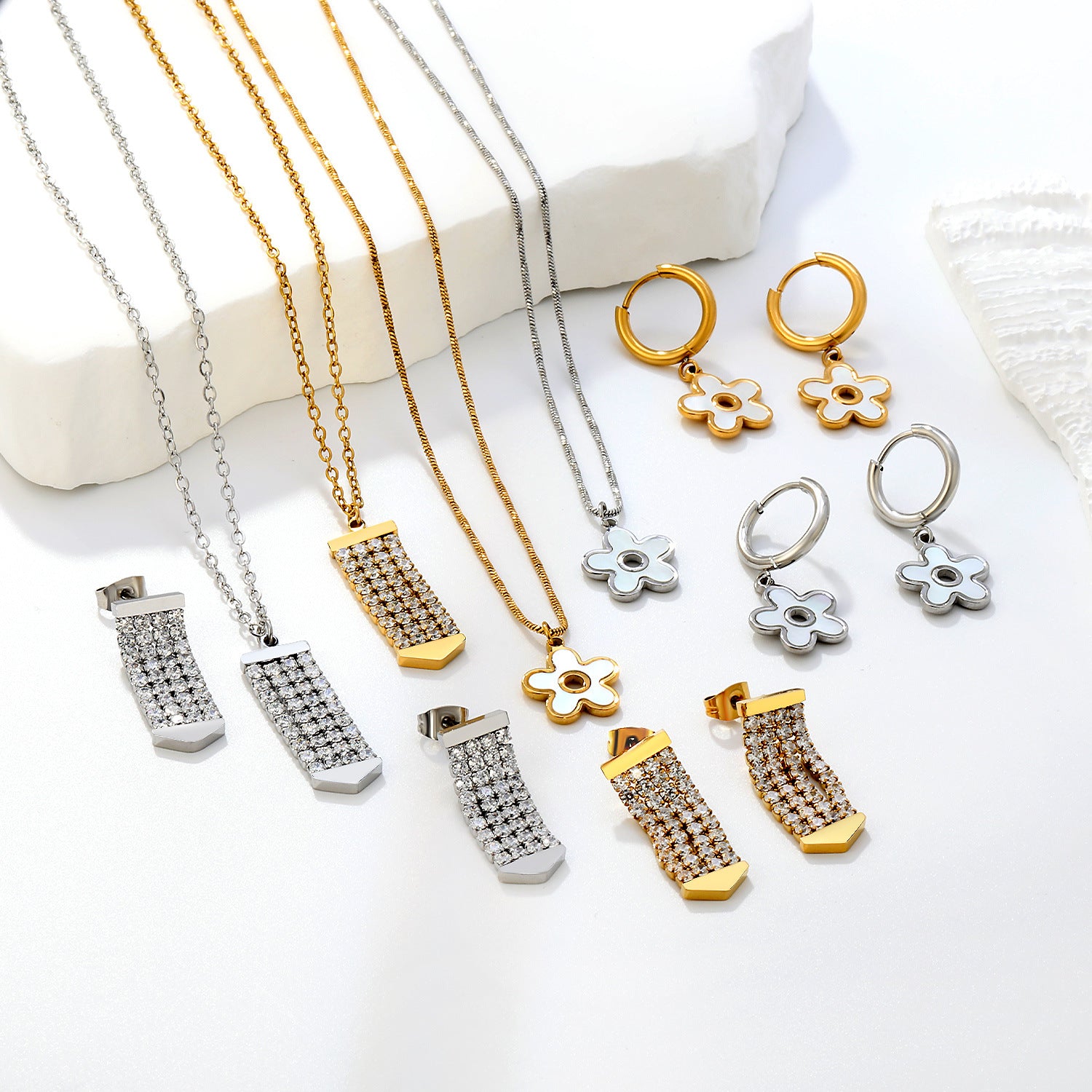 Damen Schmuckset mit elegantem Kristallanhänger und passenden Ohrsteckern Shop Nory