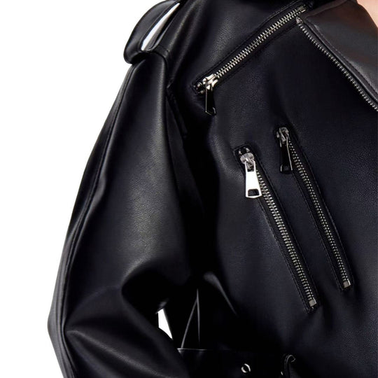 Damen kurz geschnittene taillierte Bikerjacke aus Kunstleder mit Doppeltaillengürtel, Epauletten und Zipperdetails Shop Nory