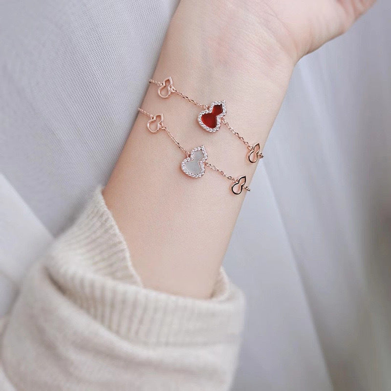 Damen Armband mit herzförmigem Anhänger und funkelnden Kristallen Shop Nory