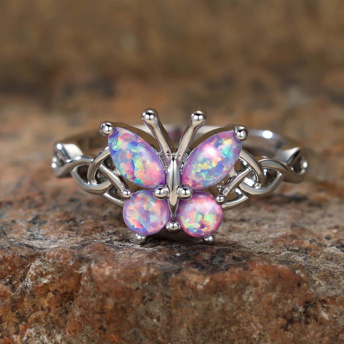 Damen Ring mit kunstvollem Schmetterlingsdesign und schimmernden Opal-Elementen Shop Nory