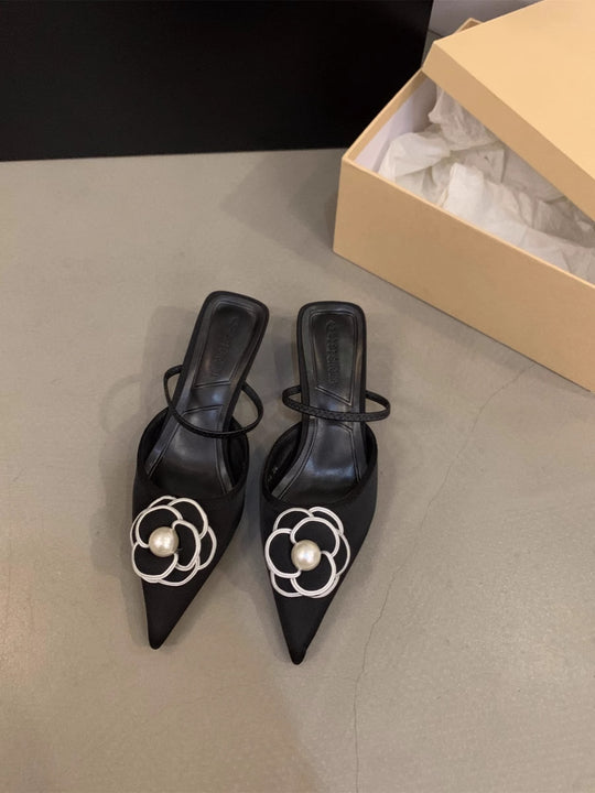 Damen spitz zulaufende Satin‑Mules mit zartem Knöchelriemen und Perlen‑Blütenapplikation Shop Nory