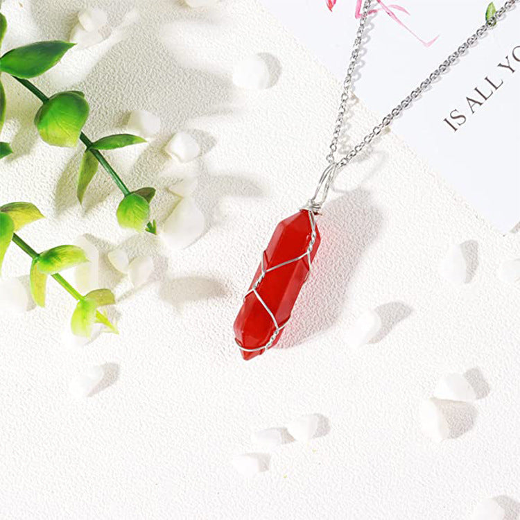 Damen Halskette mit handgefertigtem Karneol-Anhänger und goldfarbener Drahtwickelung Shop Nory