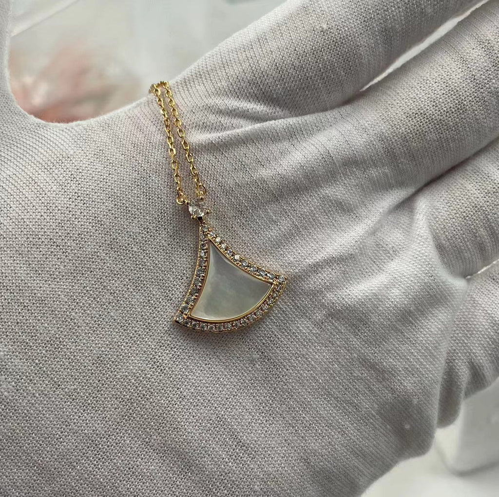 Damen Halskette mit elegantem fächerförmigem Anhänger und funkelnden Kristallen Shop Nory