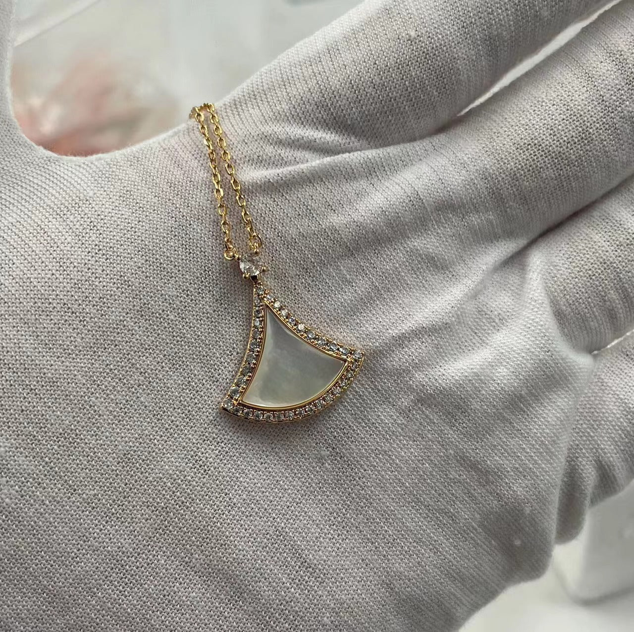 Damen Halskette mit elegantem fächerförmigem Anhänger und funkelnden Kristallen Shop Nory