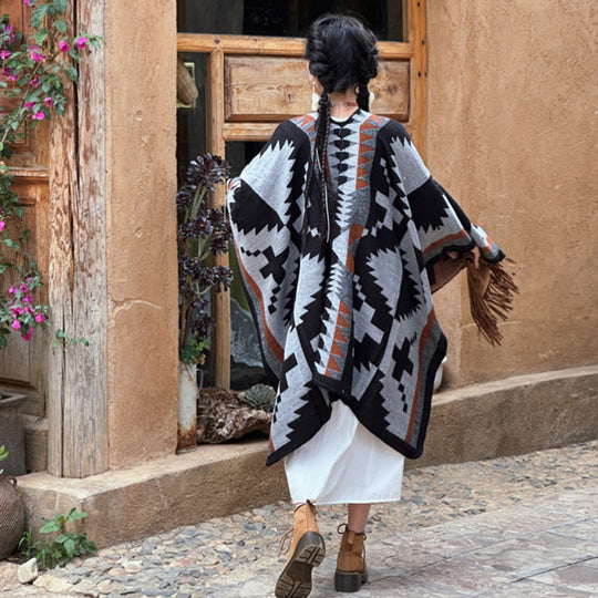 Damen Oversize-Strickcape mit Azteken‑Jacquard, V‑Ausschnitt und weichfallendem Saum Shop Nory