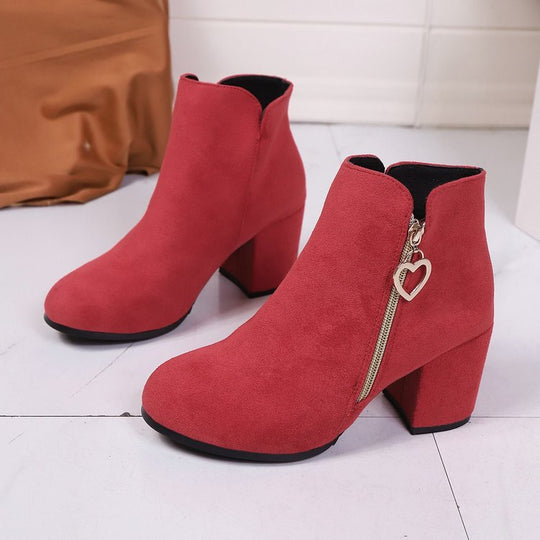Damen Stiefeletten mit breitem Blockabsatz, Herz-Reißverschluss und Samtvelours-Optik Shop Nory