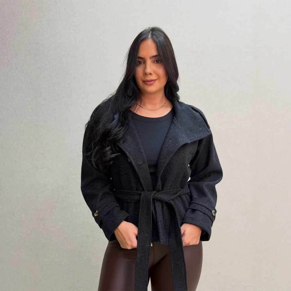 Damen Kurzer doppeltreihiger Mantel mit Stehkragen und Bindegürtel Shop Nory