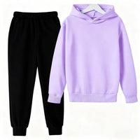 Hellviolett + schwarze Hose