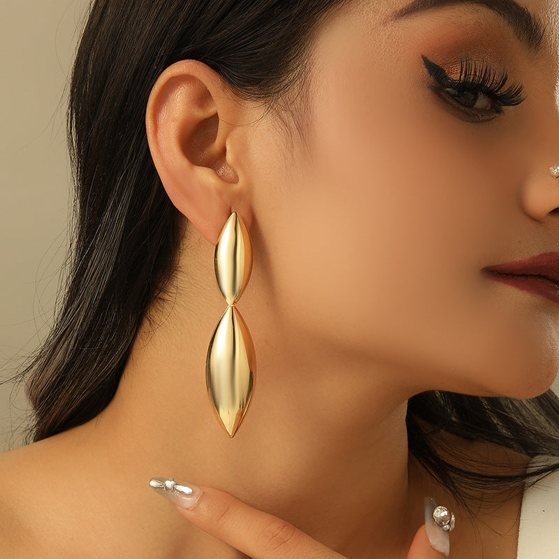 Damen Ohrringe im geschwungenen, skulpturalen Design Shop Nory