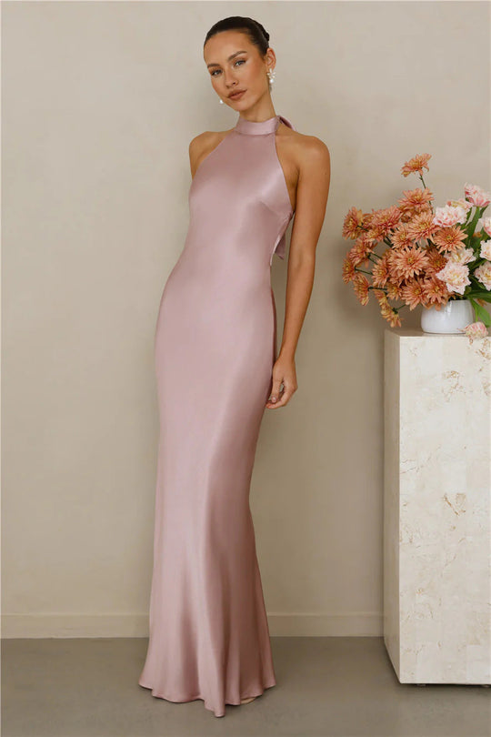 Damen Elegantes Satin-Maxikleid mit hohem Kragen und körpernahem Schnitt Shopnory