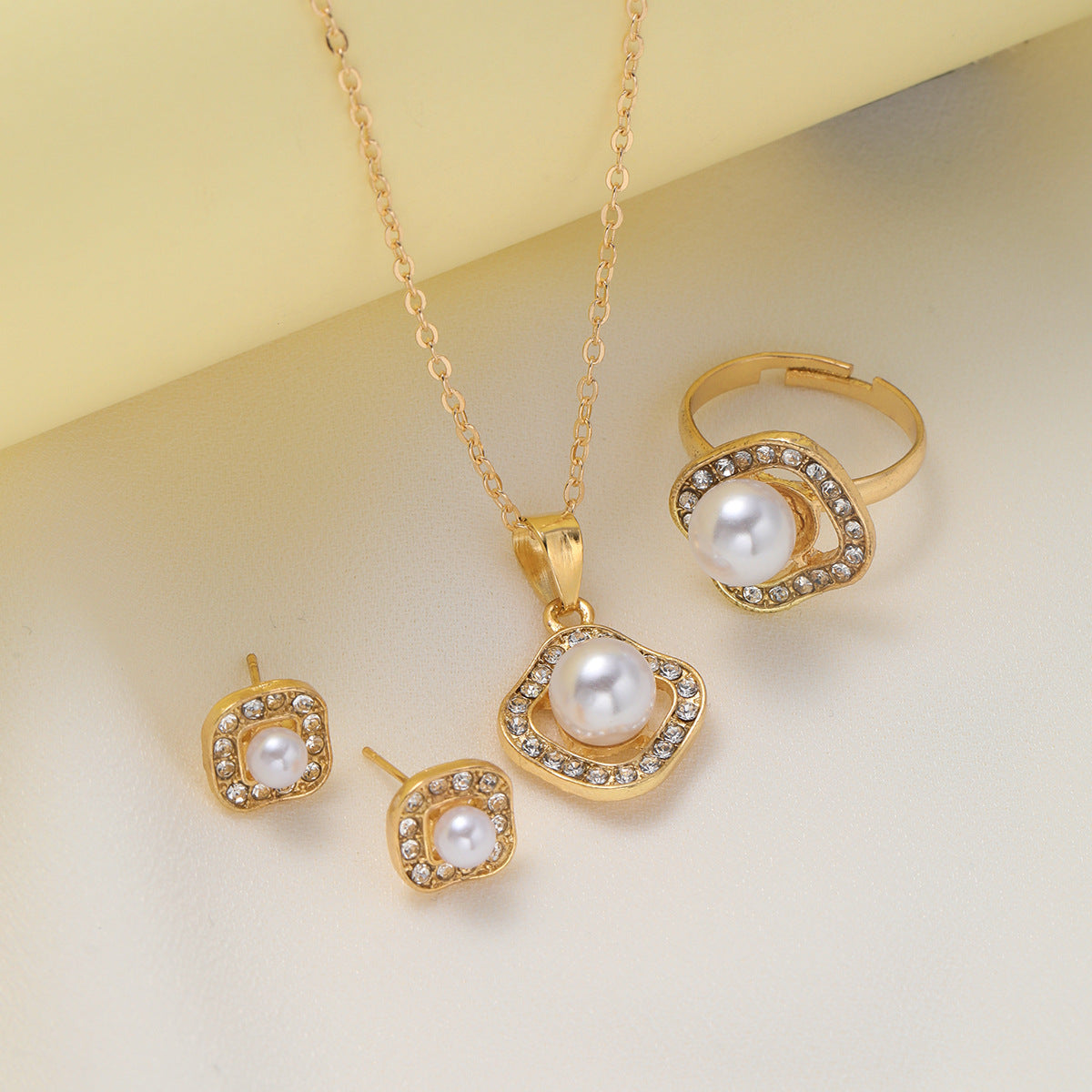 Damen Schmuckset mit luxuriösen Perlen und eleganter Ziersteinfassung Shop Nory