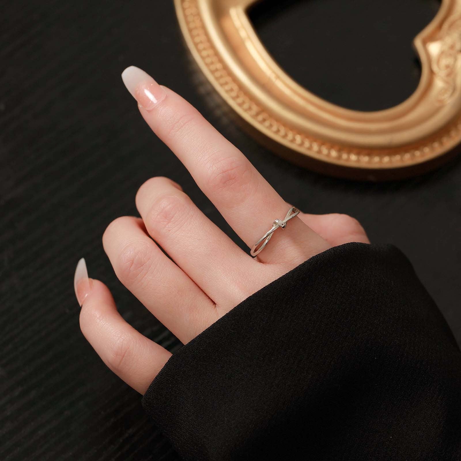 Damenring mit zeitgenössischem, geschwungenem Design und elegantem Knoten Shop Nory