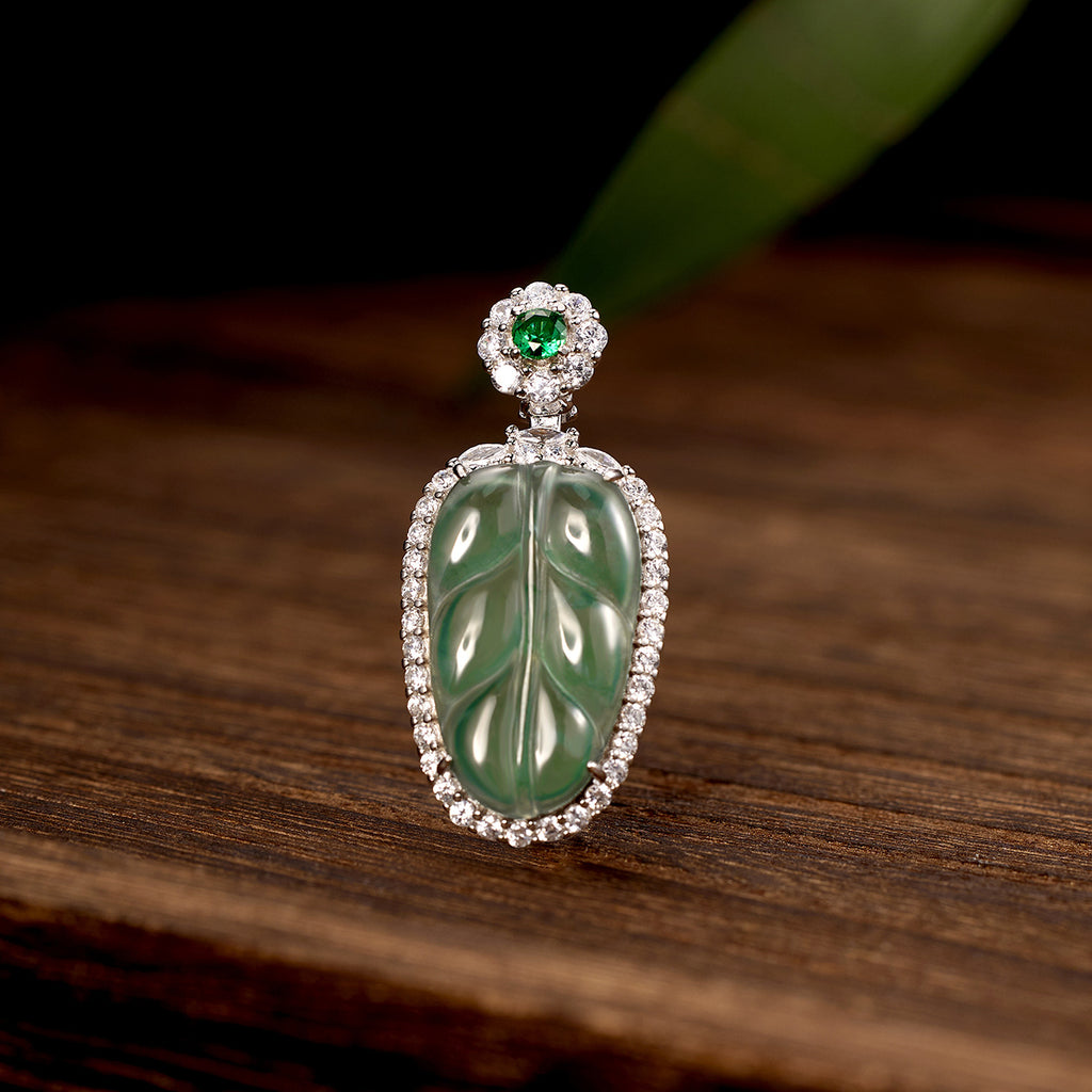 Damen Anhänger mit filigranem Blattdesign aus grünem Jade und funkelnden Zirkonia Shop Nory