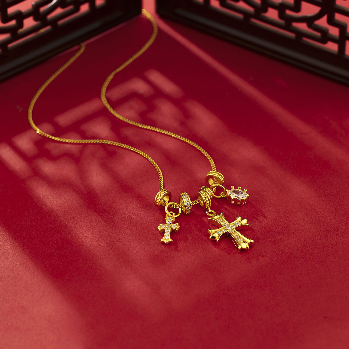 Damen Halskette mit kunstvollen Kreuz-Anhängern und funkelnden Zirkonia Shop Nory