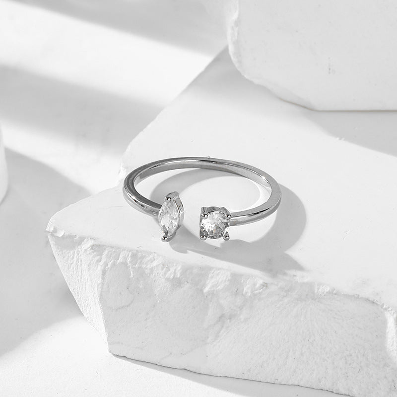 Damenring mit elegantem minimalistischen Design und funkelnden Kristallen Shop Nory