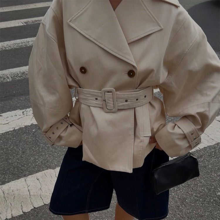 Damen Kurz-Trenchcoat mit tailliertem Gürtel, weitem Revers und kastiger Silhouette Shop Nory