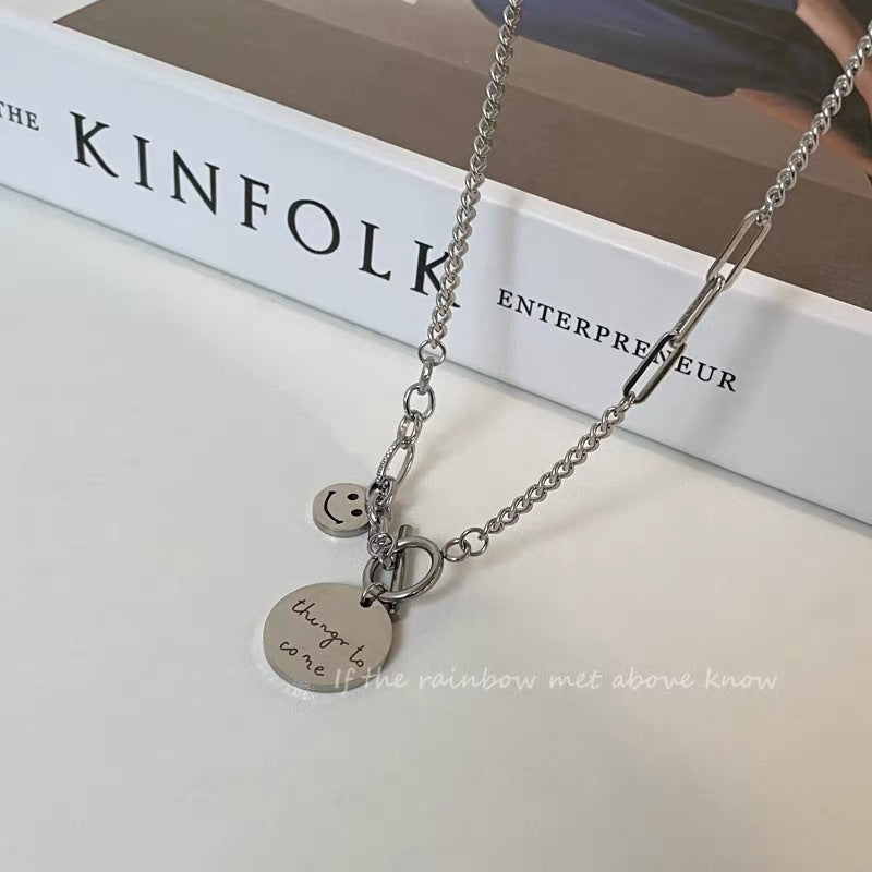 Damen Kette mit einzigartigem smiley Anhänger und graviertem Motiv Shop Nory