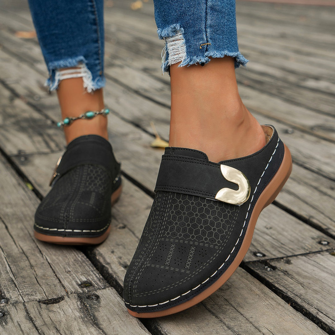 Damen Bequeme Slipper‑Pantoletten mit verstellbarem Schnallenriemen und dekorativer Perforation Shop Nory