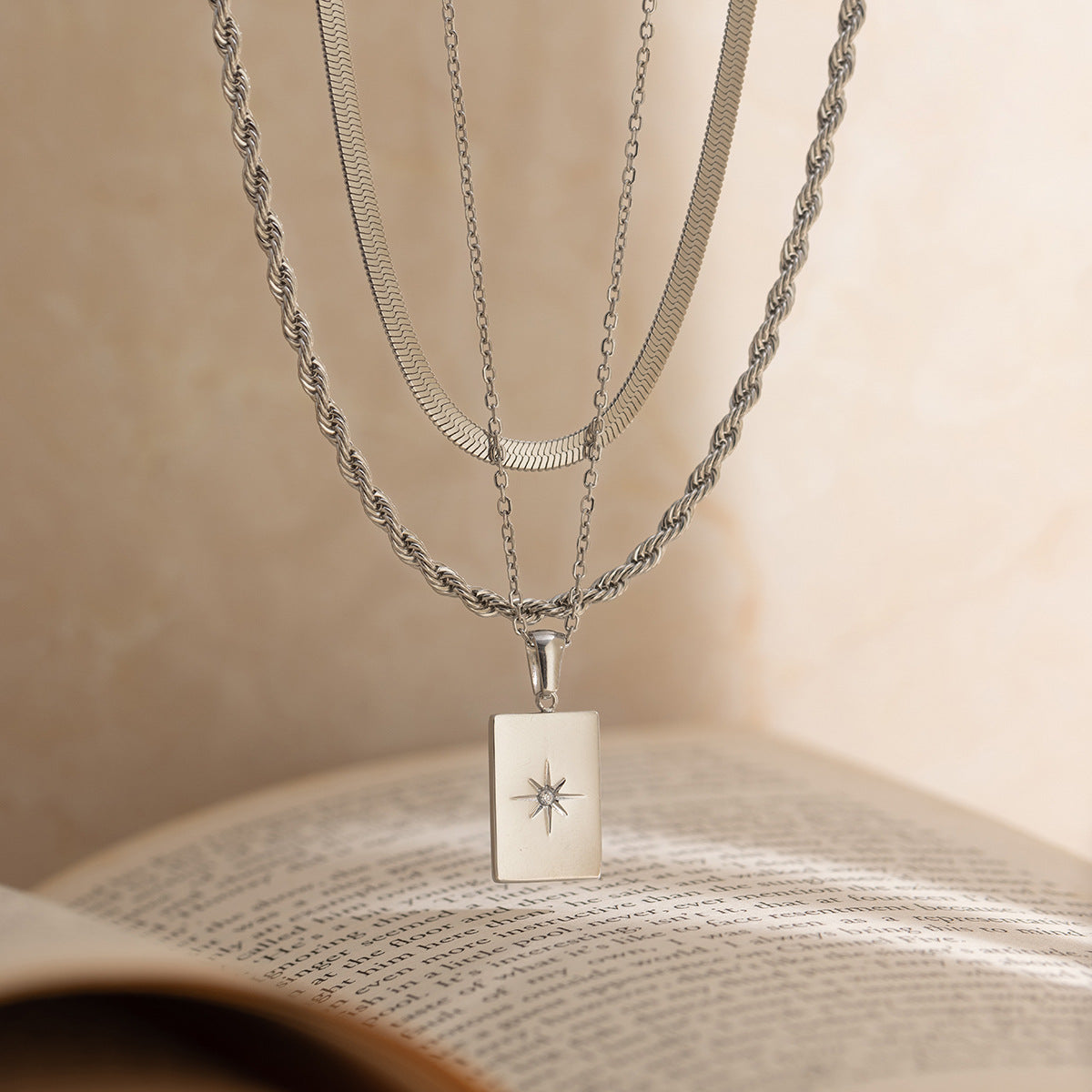 Damen mehrlagige Halskette mit filigranem Anhänger und robustem Edelstahl Shop Nory