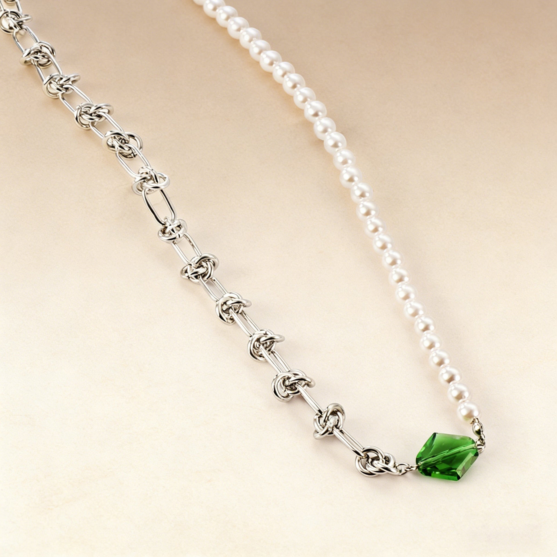 Damen Halskette mit stilvollem Kristallanhänger und hochwertiger Edelstahlstruktur Shop Nory