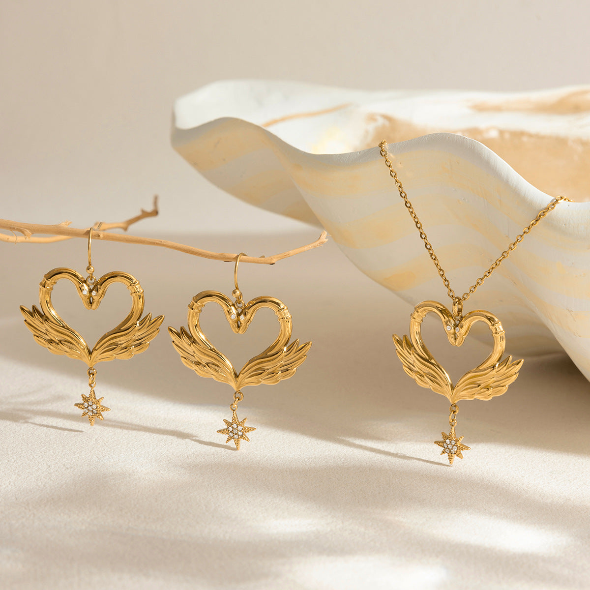Damen Ohrhänger im eleganten Herzdesign mit schimmernden Zirkonia und hypoallergenem Edelstahl Shop Nory