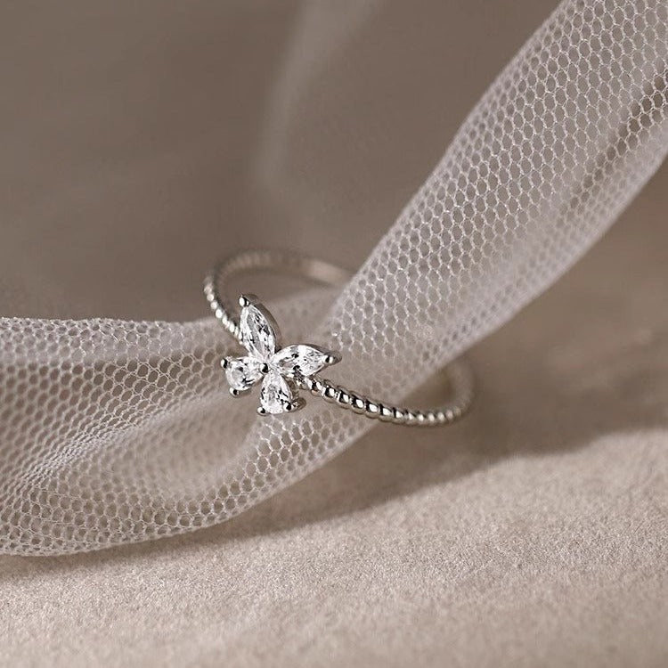 Damen zierlicher Schmetterlingsring mit funkelnden Zirkonia-Shop Nory