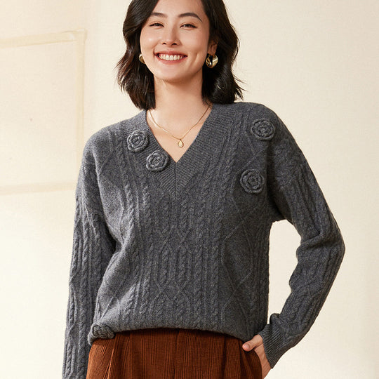 Damen Zopfmuster-V-Pullover mit dreidimensionalen Blumenapplikationen aus weichem Wollmix Shop Nory