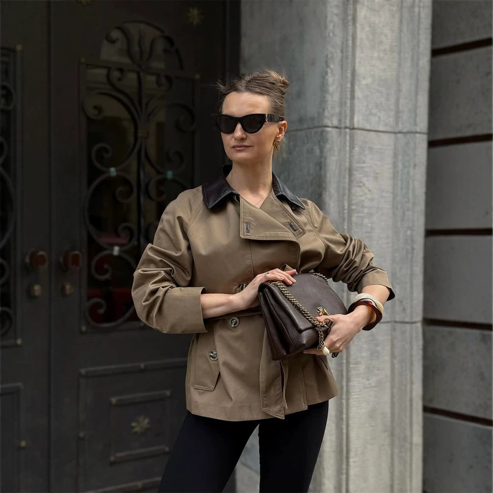 Damen Kurztrenchjacke mit taillierter Silhouette, Bindegürtel und kontrastkragen Shop Nory