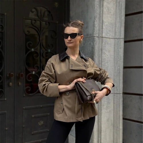 Damen Kurztrenchjacke mit taillierter Silhouette, Bindegürtel und kontrastkragen Shop Nory