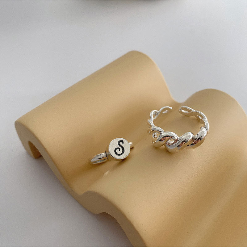 Damenring mit geschwungenem Design und persönlichem Schriftzug Shop Nory
