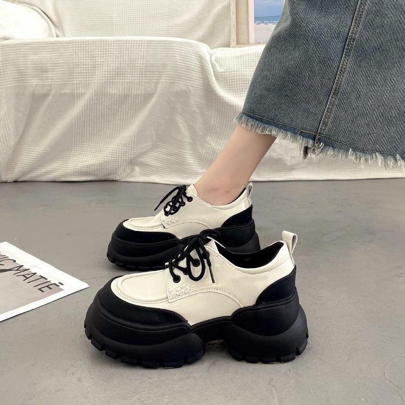 Damen Plateau-Derby-Schuhe mit Lackoptik und massiver Profilsohle Shop Nory