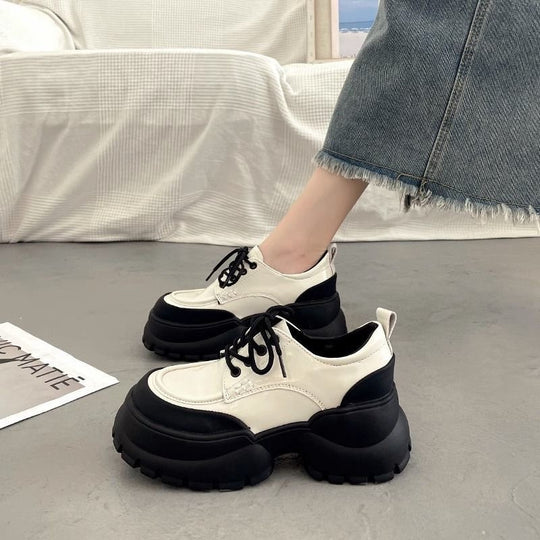 Damen Plateau-Derby-Schuhe mit Lackoptik und massiver Profilsohle Shop Nory