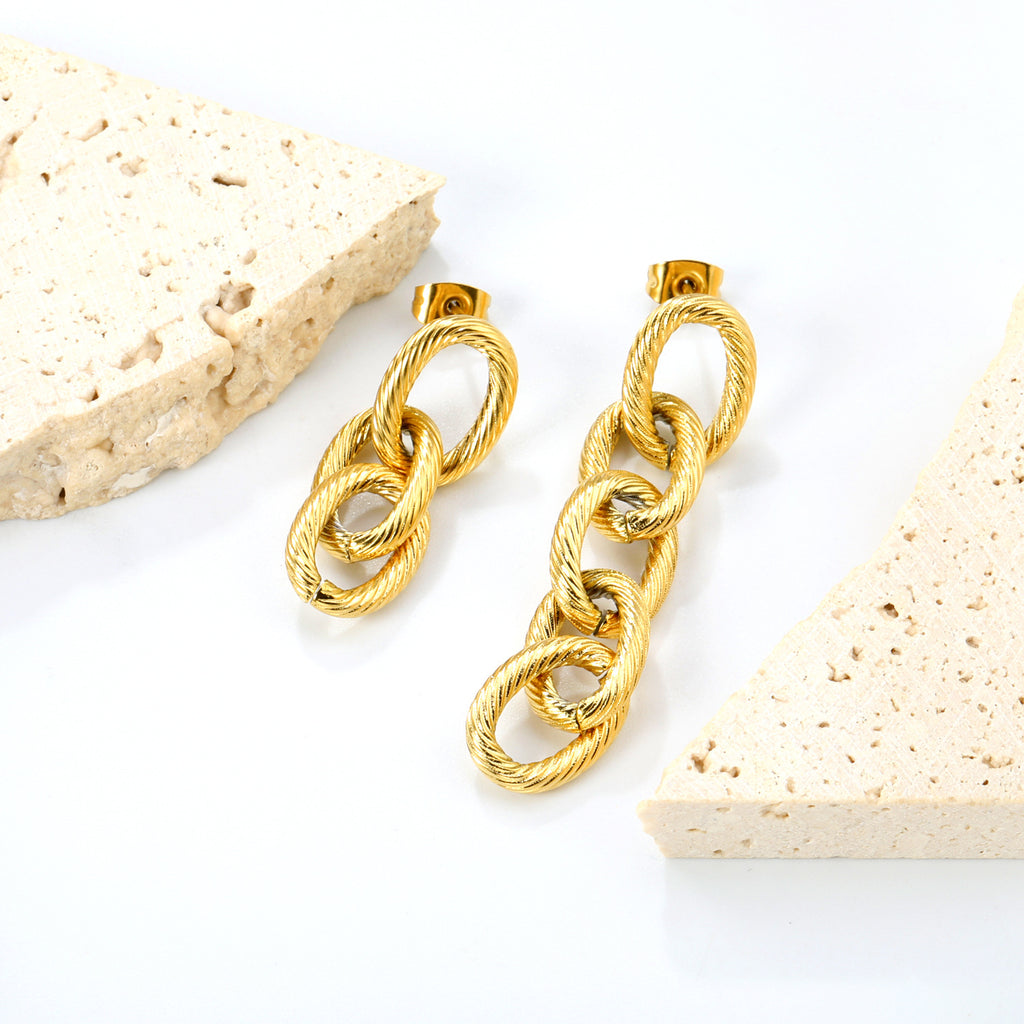 Damen Hängende Ohrringe mit eleganter Kettengestaltung und verzierter Oberfläche Shop Nory