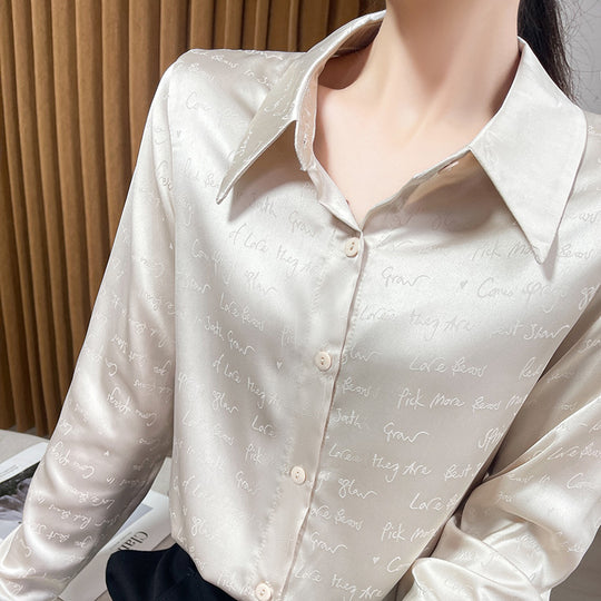 Damen Satinbluse mit zarter Jacquard‑Schrift, spitzem Hemdkragen und durchgehendem Knopfverschluss Shop Nory