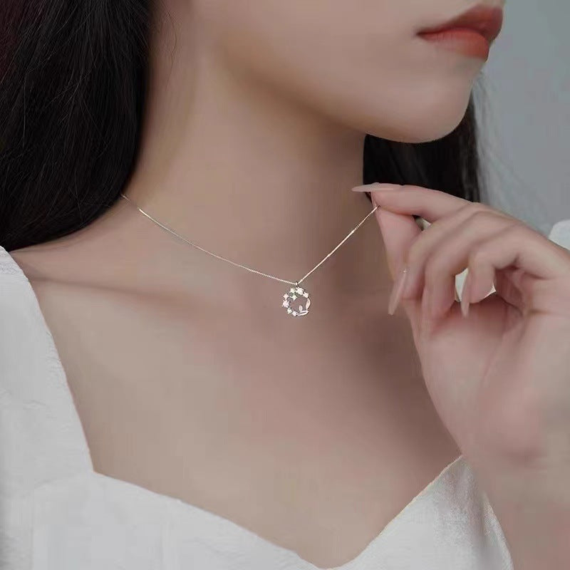 Damen Halskette mit filigranem, blütenförmigem Anhänger und funkelnden Zirkonia Shop Nory