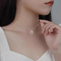 Damen Halskette mit filigranem, blütenförmigem Anhänger und funkelnden Zirkonia Shop Nory